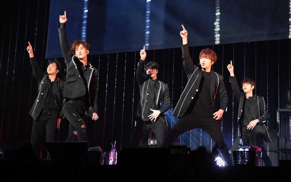 　歌とダンスでファンを魅了するＳＵＰＥＲＮＯＶＡ＝両国国技館（撮影・金田祐二）  