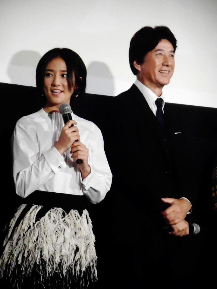 「体操しようよ」公開記念舞台あいさつに登壇した木村文乃（左）、草刈正雄＝東京・新宿