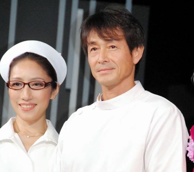 　順調交際を伺わせた吉田栄作（右）と共演者の水夏希＝都内