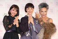 笑顔でネイルを披露する（左から）平祐奈、大地真央、ピーター＝東京ビッグサイト（撮影・金田祐二）