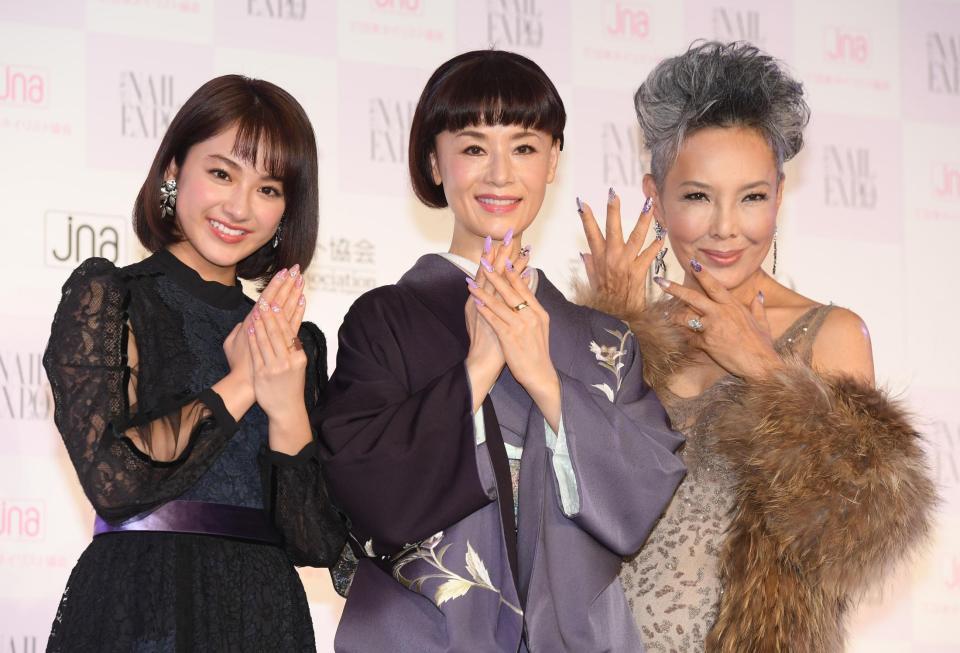 笑顔でネイルを披露する（左から）平祐奈、大地真央、ピーター＝東京ビッグサイト（撮影・金田祐二）