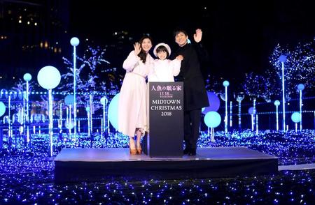 東京ミッドタウンでイルミ点灯式に参加した篠原涼子、西島秀俊、稲垣来泉