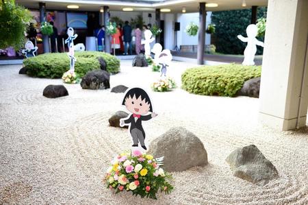 葬儀場の中庭に飾られたさくらももこさんが生み出したキャラクターたち＝東京・青山葬儀所（撮影・開出牧）