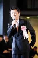 「１００万年の幸せ！！」の秘話を明かす桑田佳祐＝東京・青山葬儀所