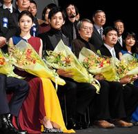 記念撮影で花束を手にする（左から）松岡茉優、松坂桃李、山崎努、沖田修一監督、深川麻衣＝パルテノン多摩