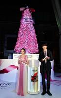 Ｘｍａｓ　リボンツリーの前でポーズをとる今田美桜（左）と鈴木仁＝東京ミッドタウン（撮影・西岡正）