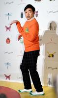 カマキリの刺しゅうが入ったセーターを着てカマキリポーズを決める香川照之＝東京・国立科学博物館（撮影・開出牧）