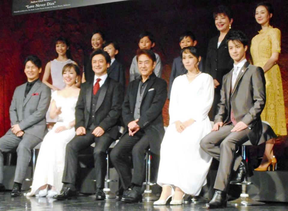 　製作発表に出席した市村正親（下段左から４人目）ら＝東京・マイナビＢＬＩＴＺ赤坂