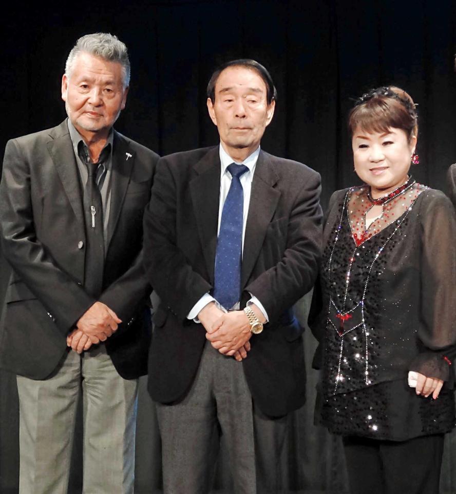 　取材に応じた（左から）中村泰士、琴平龍弘氏、天童よしみ＝大阪市内