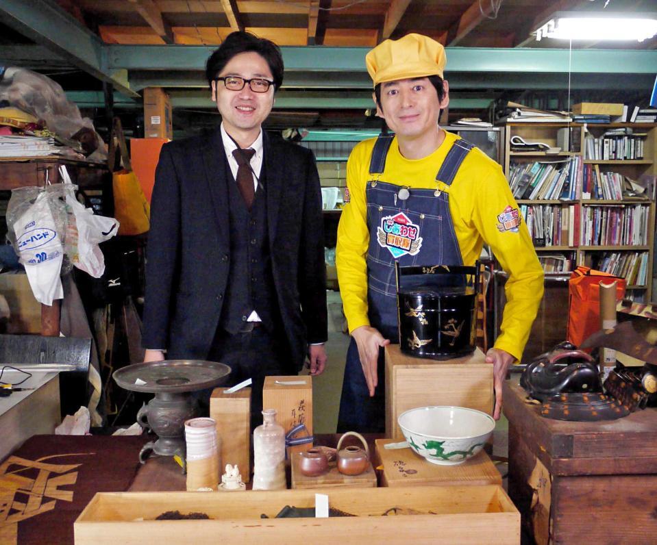 　倉庫から出てきた品々の査定額を発表する「秒殺の査定士」村上一憲氏（左）と博多大吉
