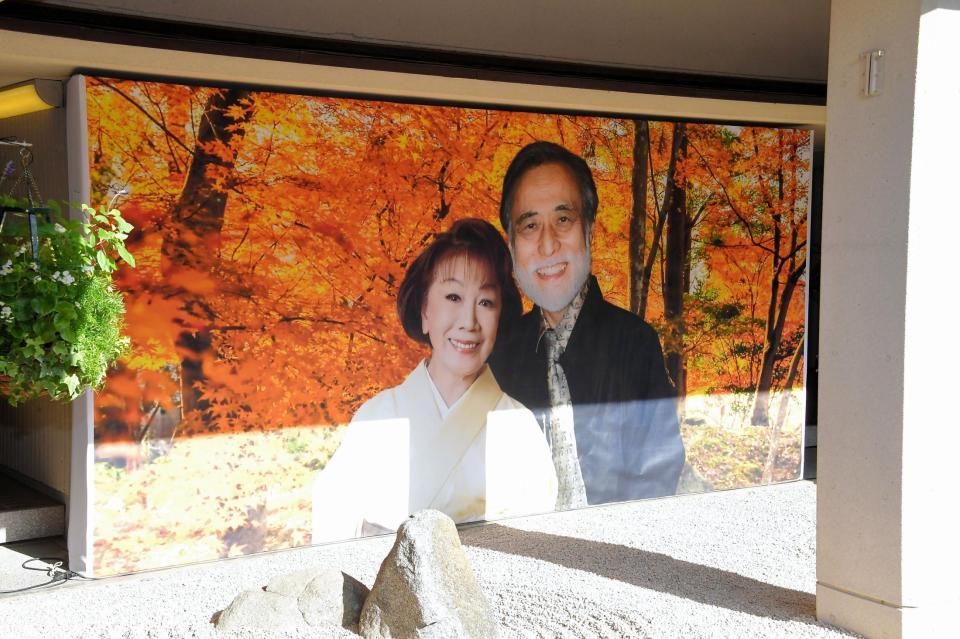 　合同葬お別れ会に飾られた津川雅彦さん、朝丘雪路さんの写真パネル＝東京都青山葬儀所