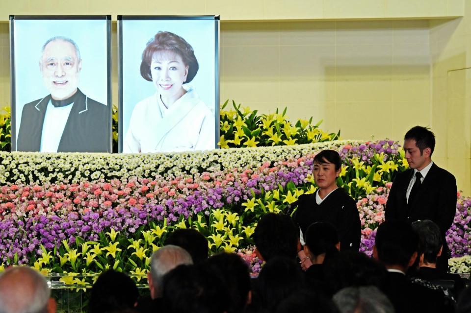 　津川雅彦さん、朝丘雪路さんの合同お別れ会で喪主謝辞を述べる真由子＝東京都青山葬儀所（代表撮影）