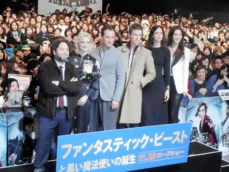 「ファンタスティックビーストと黒い魔法使いの誕生」ファンイベントに参加した（左から）ダン・フォグラー、アリソン・スドル、ジュード・ロウ、エディ・レッドメイン、キャサリン・ウォーターストン、クローディア・キム＝東京・豊洲ＰＩＴ