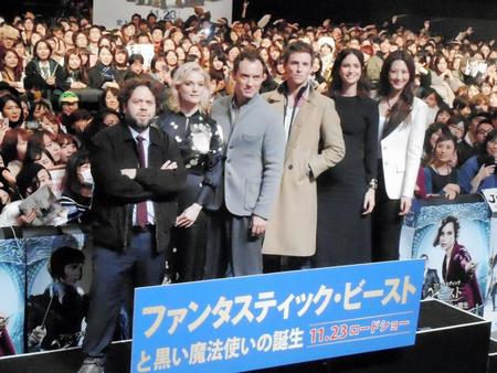「ファンタスティックビーストと黒い魔法使いの誕生」ファンイベントに参加した（左から）ダン・フォグラー、アリソン・スドル、ジュード・ロウ、エディ・レッドメイン、キャサリン・ウォーターストン、クローディア・キム＝東京・豊洲ＰＩＴ