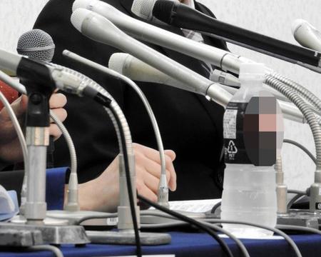 　代理人弁護士とともに会見した被害者Ａさん＝都内