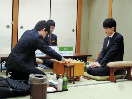 　対局を行う藤井聡太七段（左）と斎藤慎太郎王座＝関西将棋会館