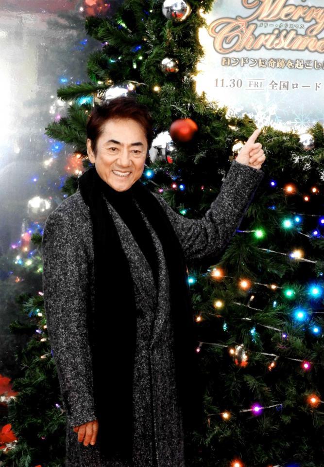 　輝くツリーに笑顔の市村正親＝都内
