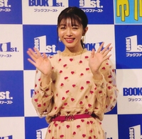 カレンダー発売イベントを行った市川美織＝東京・ブックファースト新宿店