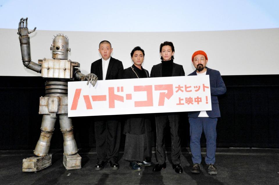 　舞台あいさつした（左から）ロボオ（ロボット）、荒川良々、山田孝之、佐藤健、山下敦弘監督