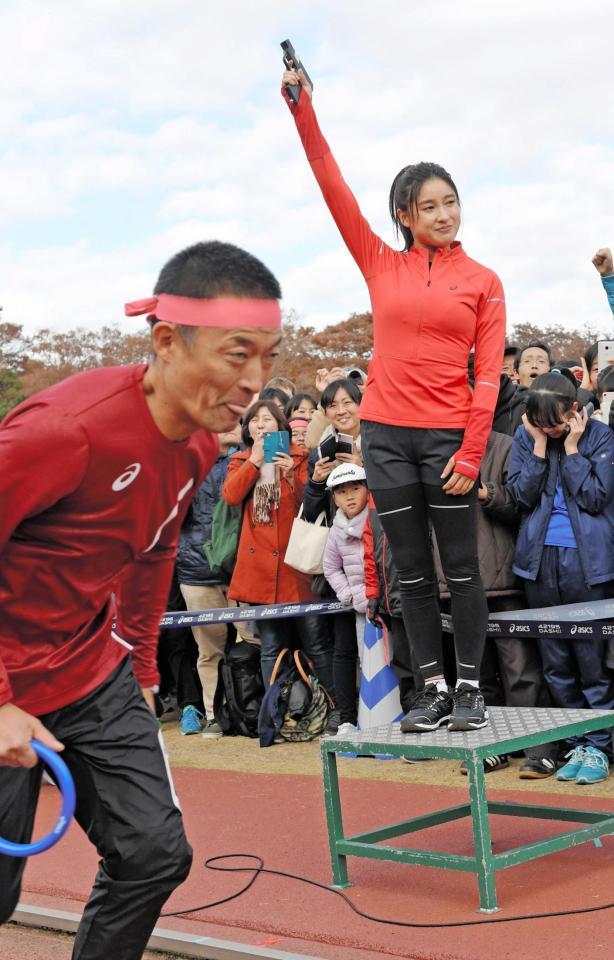 スターターをつとめる土屋太鳳（奥、手前は長谷部健渋谷区長）＝代々木公園陸上競技場（撮影・三好信也）