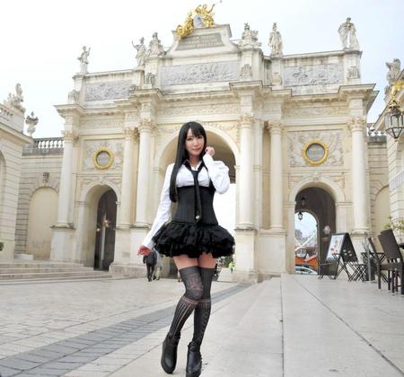 　世界遺産に登録されたスタニスラス広場で凱旋門をバックにするＬｅＣｈａｔ