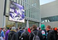 コスプレしたファンでごった返す会場＝フランス・ナンシーコングレスセンター