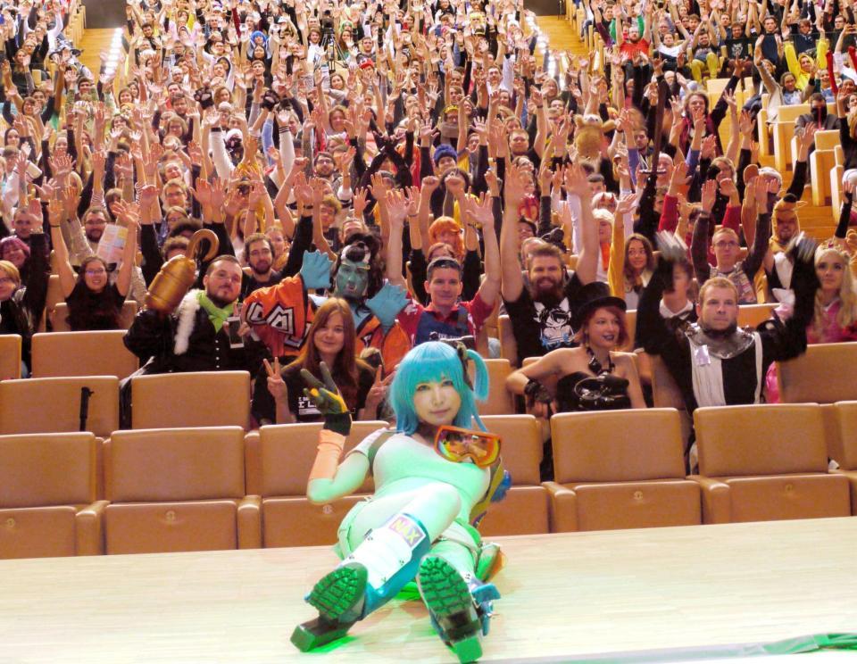 　来場したファンをバックにポーズを決めるＬｅＣｈａｔ