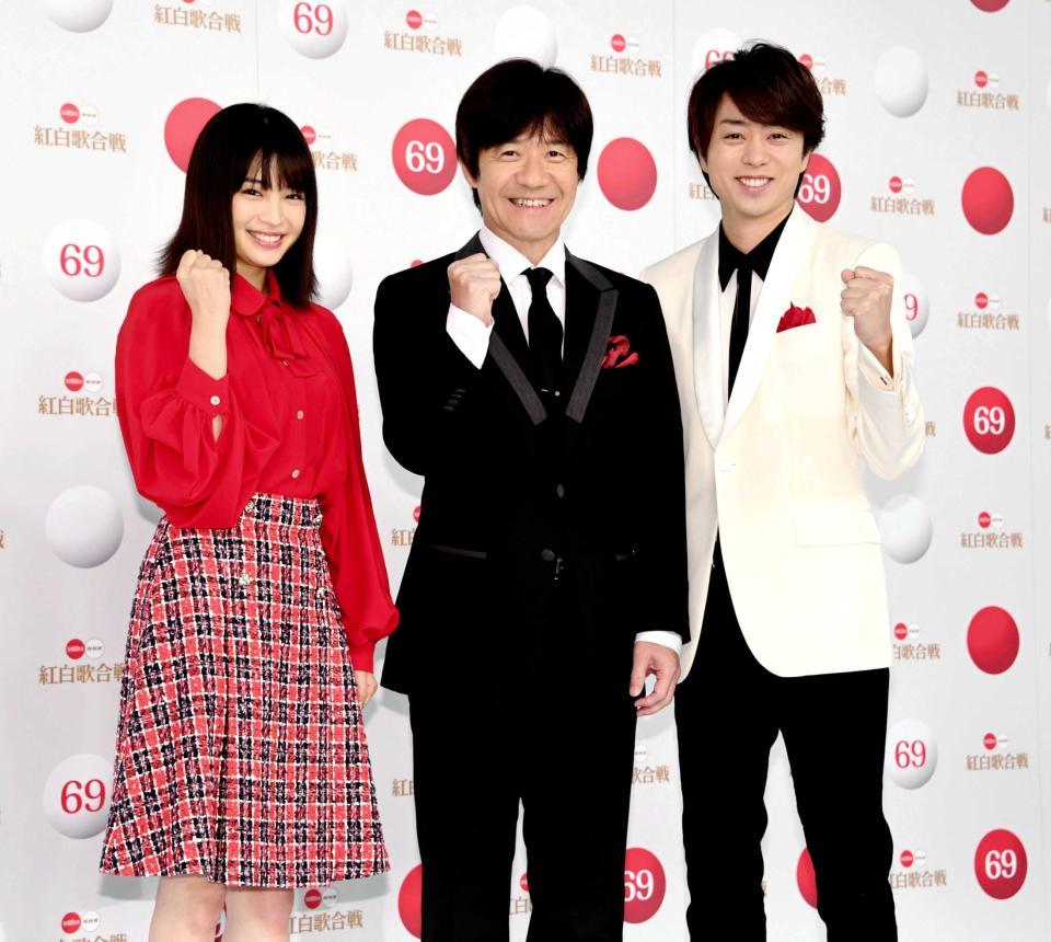 　紅白歌合戦司会者会見で笑顔を見せる（左から）広瀬すず、内村光良、櫻井翔＝ＮＨＫ（撮影・棚橋慶太）