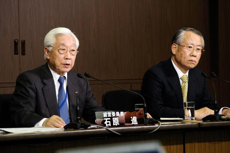 受信料の値下げについて会見するＮＨＫの上田良一会長（右）と石原進経営委員長＝東京・ＮＨＫ放送センター