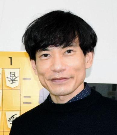 　コンビ復活について語ったインパルス・板倉俊之＝東京・新宿将棋センター