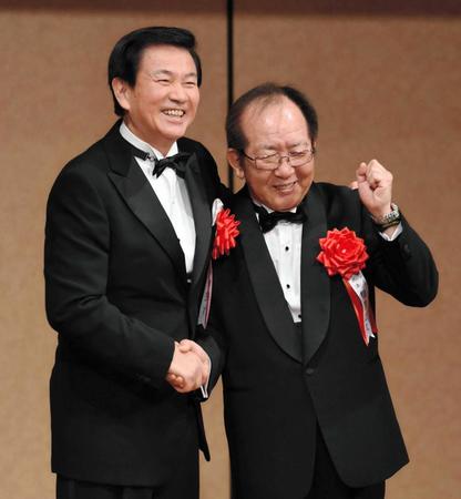 　記念式典で相澤正久社長（右）と握手を交わす森田健作