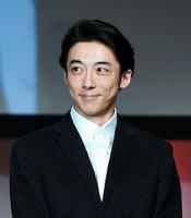 ベストドレッサー賞を受賞し笑顔の高橋一生＝東京・セルリアンタワー東急ホテル（撮影・開出牧）