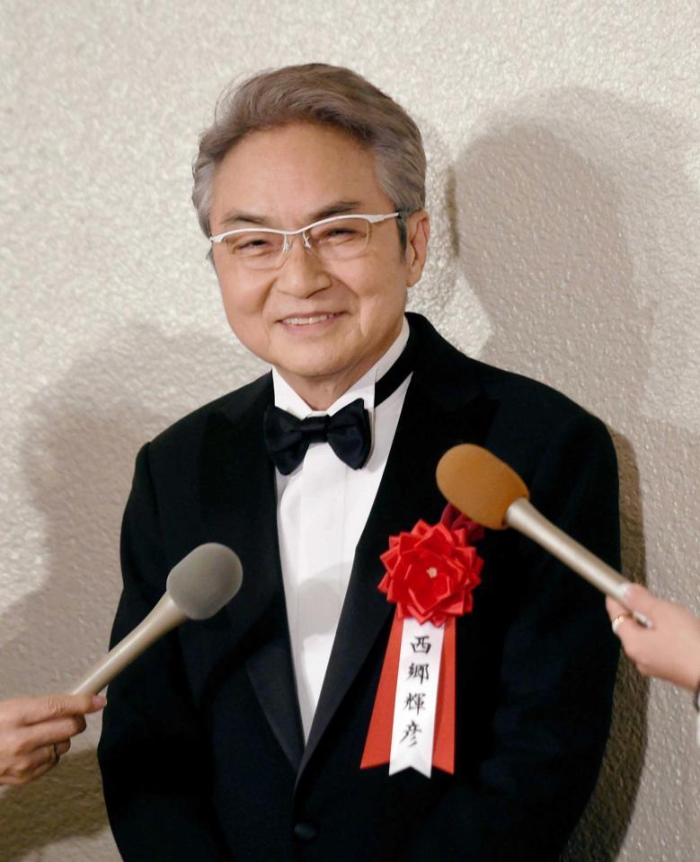 　笑顔で思い出を語る西郷輝彦