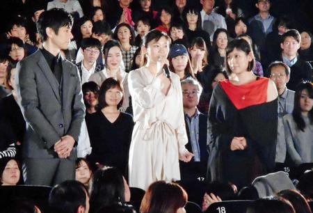 　舞台あいさつに参加した（左から）西島秀俊、篠原涼子、絢香＝東京・新宿
