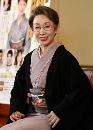 舞台後、笑顔を見せる三田佳子＝東京・明治座（撮影・開出牧）