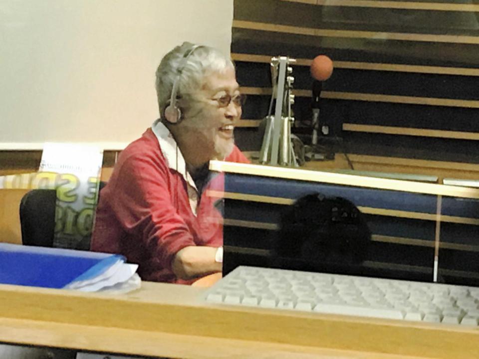 　１１月５日の収録で笑顔を見せる勝谷誠彦さん（提供・ＦＭ香川）