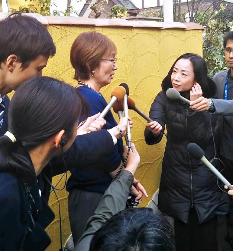 会見する赤木春恵さんの長女・野杁泉さん