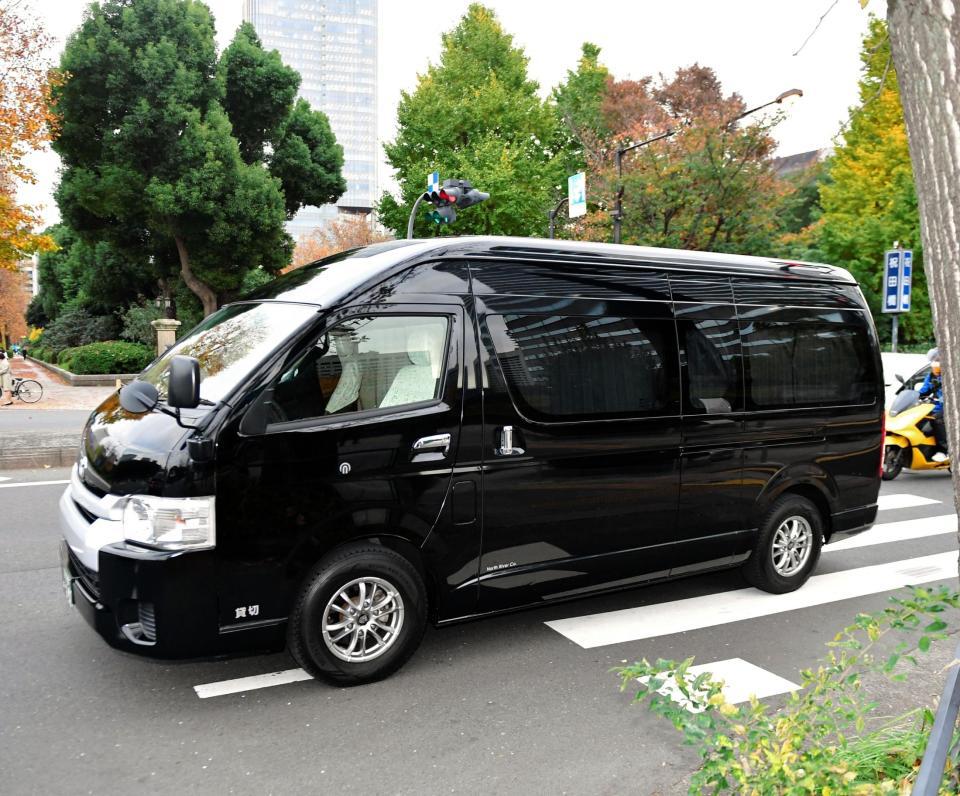 初公判を終え、走り去る吉澤ひとみ被告を乗せたと思われる車＝東京都千代田区（撮影・出月俊成）