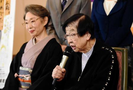 　赤木春恵さんとの思い出を語る石井ふく子氏＝東京・明治座