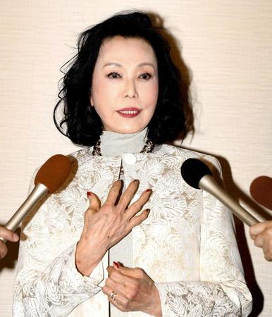 　花田光司氏を心配する藤田紀子（撮影・金田祐二）