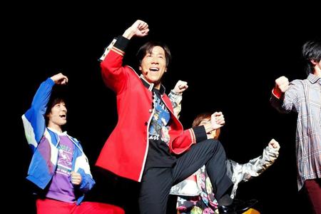 　「Ｕ．Ｓ．Ａ」を披露した（左から）岸谷五朗（中央）ら＝東京・日本武道館