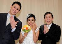 結婚式を前にポーズをとる（左から）新郎の小林公太、新婦の片岡安祐美、２人を祝福する萩本欽一＝都内のホテル（撮影・堀内翔）