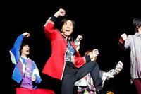 　「Ｕ．Ｓ．Ａ」を披露した（左から）岸谷五朗（中央）ら＝東京・日本武道館