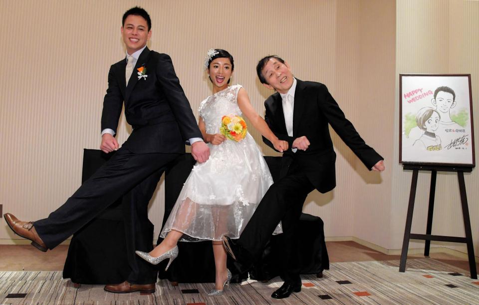 　結婚式を前に「欽ちゃん走り」を披露する（左から）新郎の小林公太氏、新婦の片岡安祐美、萩本欽一。右端は漫画家のあだち充氏から贈られたウエルカムボード＝都内のホテル