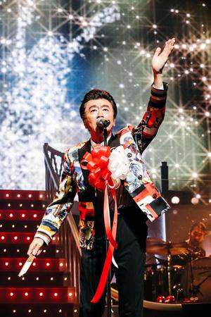 　「世界の国からこんにちは」を歌う桑田佳祐＝パシフィコ横浜