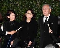 　赤木春恵さんとの思い出を語る（右端から）村井国夫、音無美紀子、沢田亜矢子（撮影・棚橋慶太）