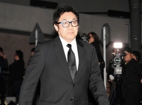 　弔問に訪れたコロッケ（撮影・棚橋慶太）