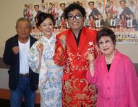 最後の舞台公演に臨む赤木春恵さん（右端）とコロッケ（その左）＝２０１１年７月５日