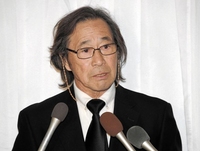 　赤木春恵さんとの思い出を語る武田鉄矢（撮影・棚橋慶太）