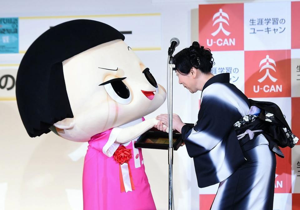 　選考委員の室井滋（右）と握手を交わすチコちゃん＝東京・帝国ホテル（撮影・開出牧）